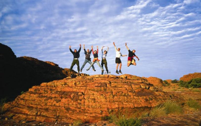 A pair of hands framing the view of Uluru in Australia on a 3 day UIluru Adventure