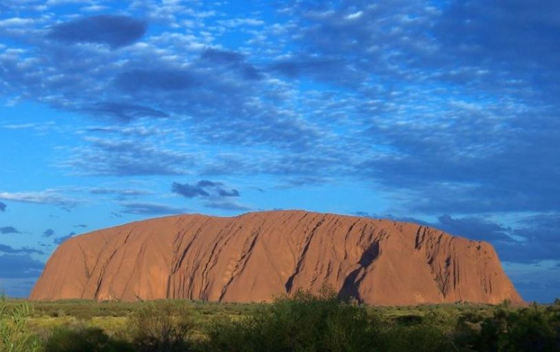 A pair of hands framing the view of Uluru in Australia on a 3 day UIluru Adventure