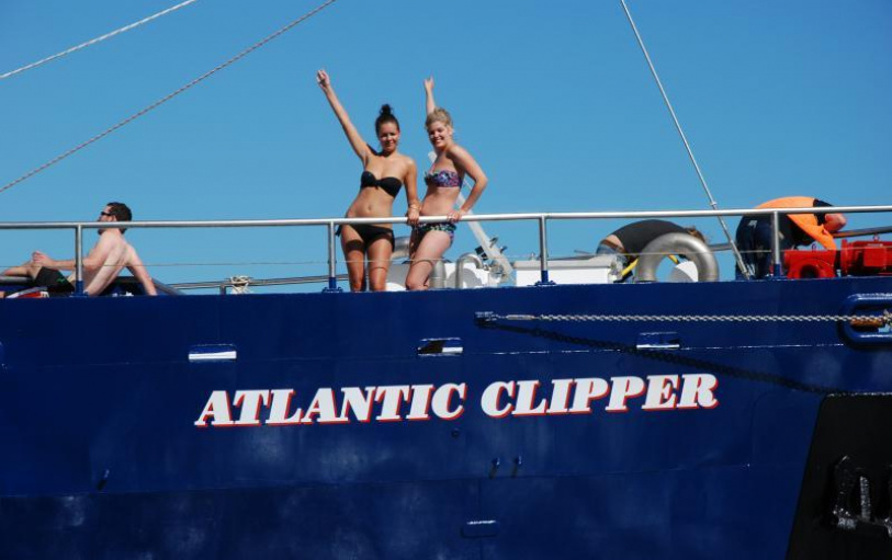 2 backpacker girls sitting in glass pool in Noosa