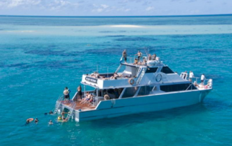 2 backpacker girls sitting in glass pool in Noosa