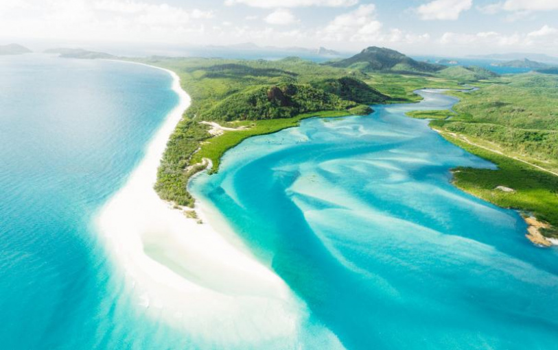 2 backpacker girls sitting in glass pool in Noosa