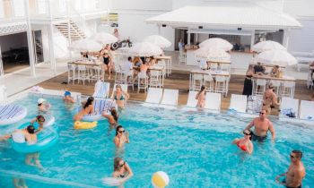 Backpackers on the East Coast in Bounce Noosa hostel enjoying the pool