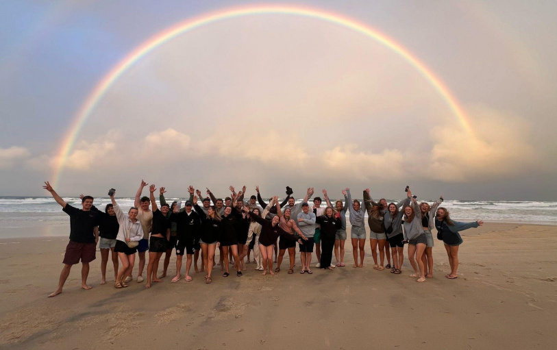 2 backpacker girls sitting in glass pool in Noosa