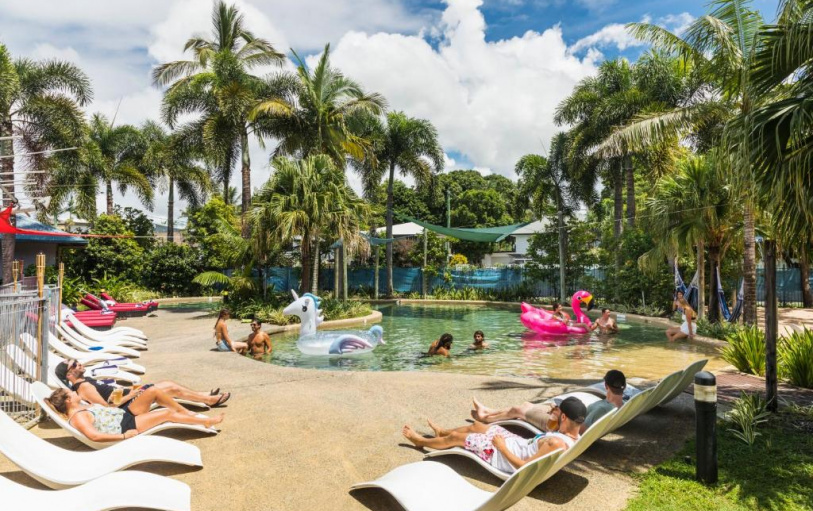 2 backpacker girls sitting in glass pool in Noosa