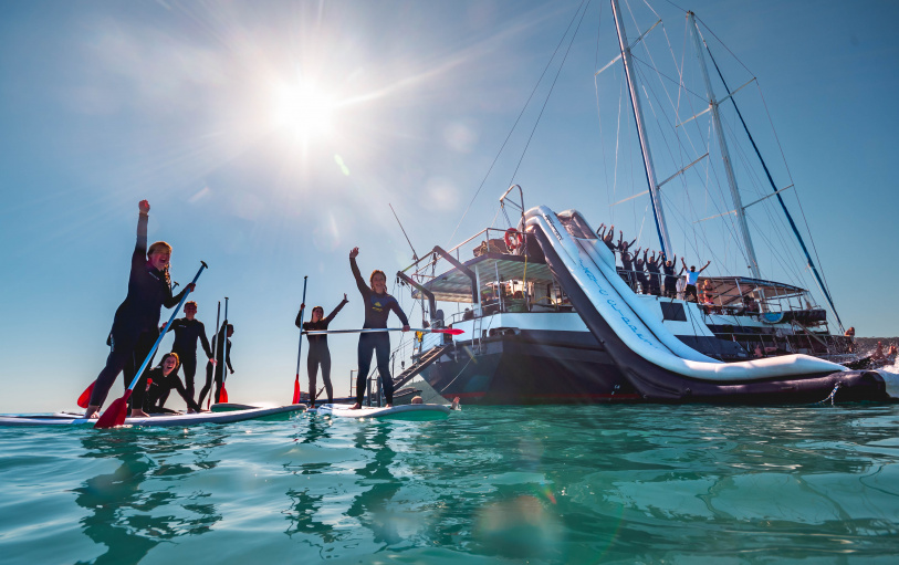 2 backpacker girls sitting in glass pool in Noosa