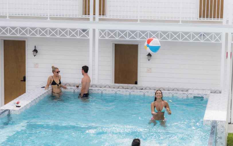 2 backpacker girls sitting in glass pool in Noosa