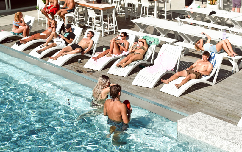 2 backpacker girls sitting in glass pool in Noosa