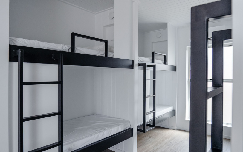 2 backpacker girls sitting in glass pool in Noosa