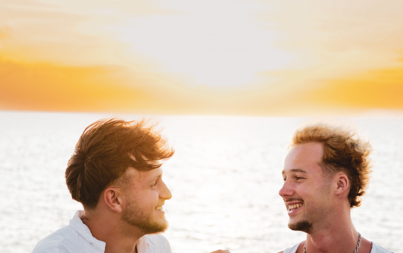 2 backpacker girls sitting in glass pool in Noosa