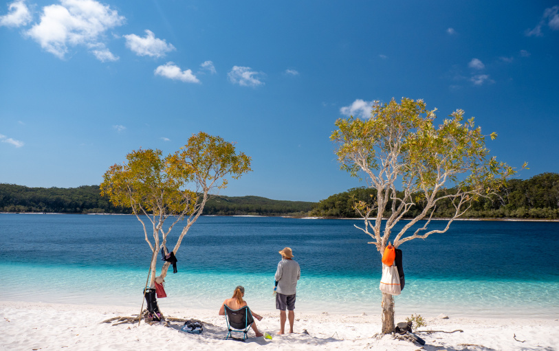 2 backpacker girls sitting in glass pool in Noosa