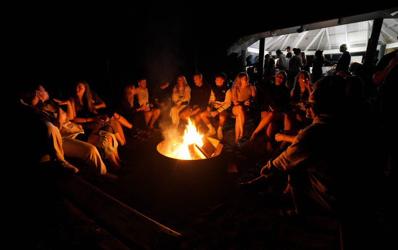2 backpacker girls sitting in glass pool in Noosa