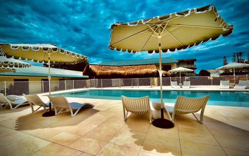 2 backpacker girls sitting in glass pool in Noosa