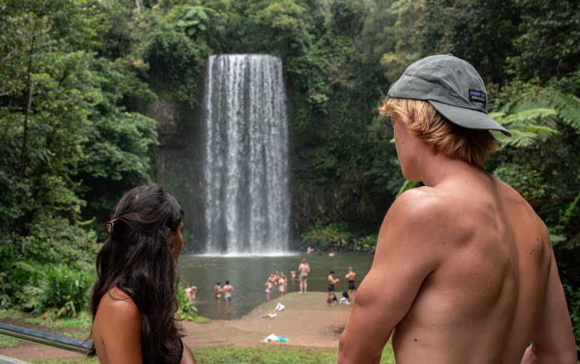 2 backpacker girls sitting in glass pool in Noosa