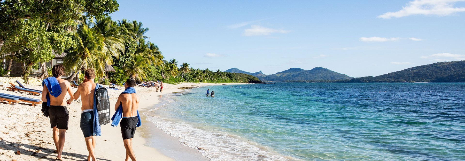4WD group on K ’gari (Fraser Island) beach